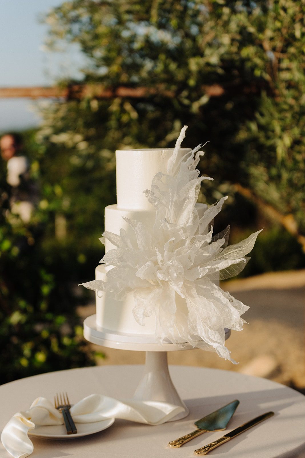 Modern white wedding cake